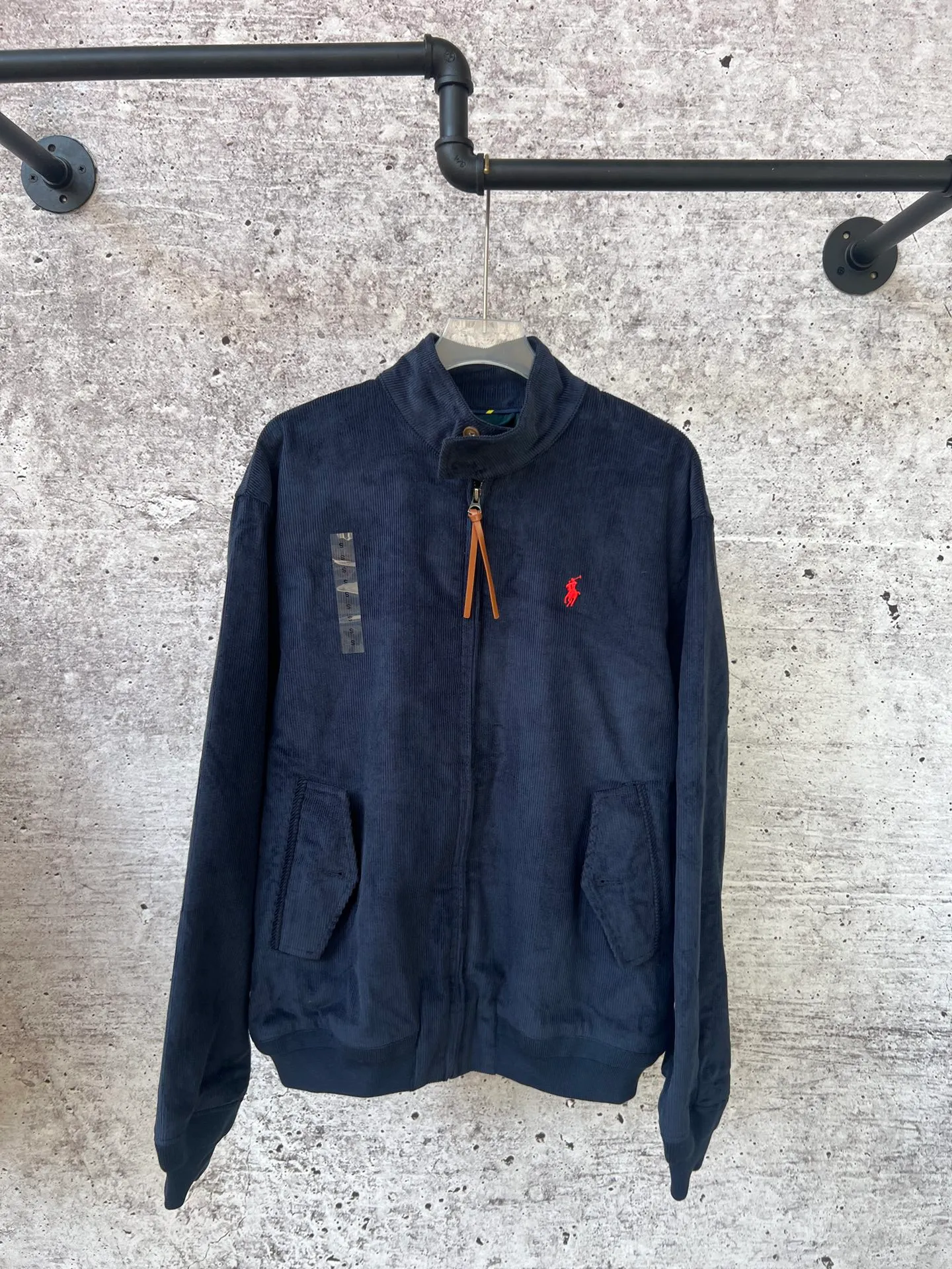 P330 Ralph Lauren autumn old-money style unisex Harrington corduroy jacket. The upper body of major celebrities and Internet celebrities is the same. The short and wide version of the corduroy fabric upper body is soft and comfortable. The inner plaid fabric is made of customized rental accessories and fine workmanship.